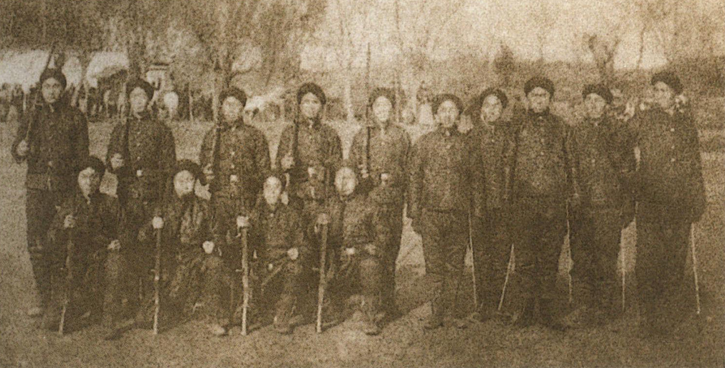 1898年冬， 安徽巡抚邓华熙筹办安徽武备学堂，1906年改为安徽陆军小学堂。图为安徽武备学堂教习与头班毕业生合影